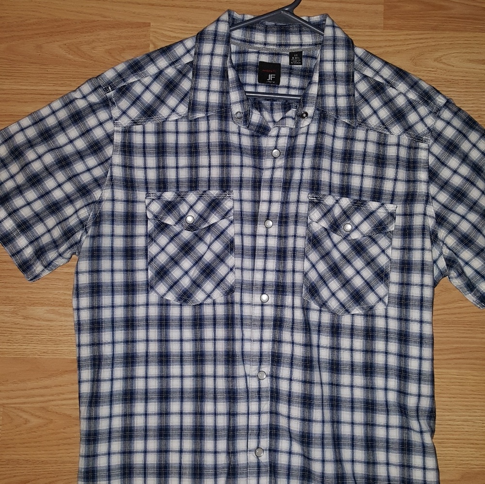 Bundle 2 men's snap front shirt. Size LARGE